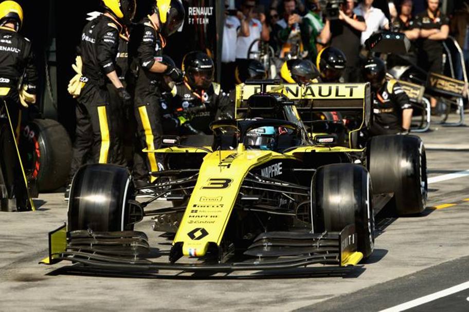 La Renault dell&#39;idolo di casa Daniel Ricciardo ferma ai box. L&#39;australiano non riuscirà più a rientrare in zona punti. Getty